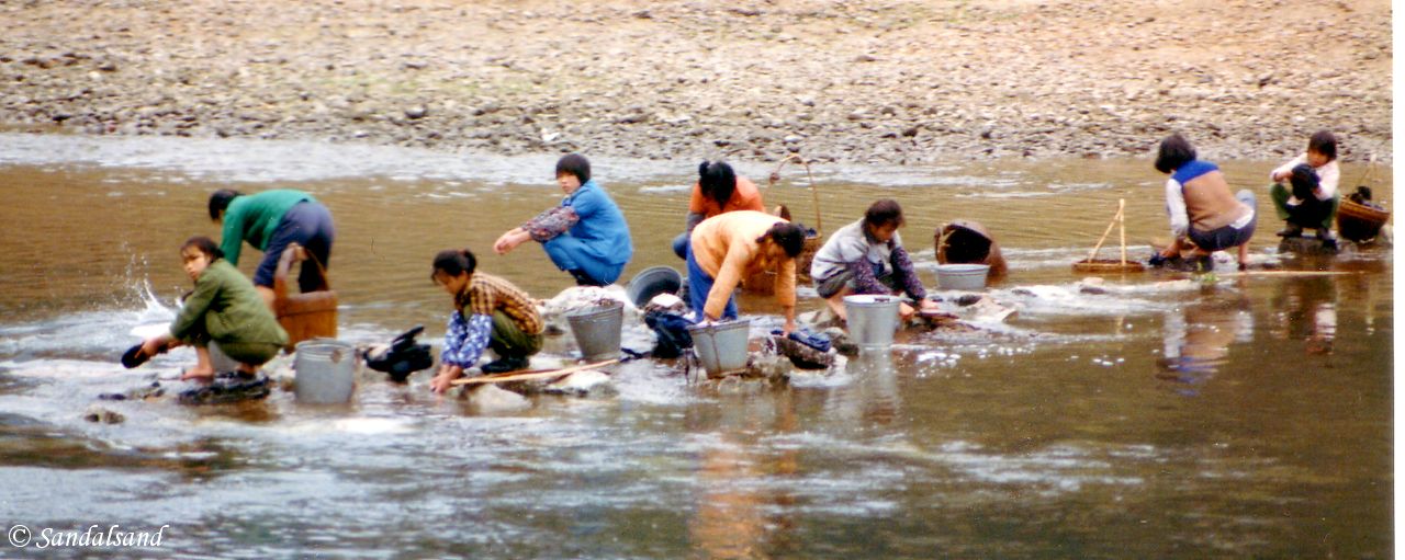 Li River laundry day China - Guilin - Li river