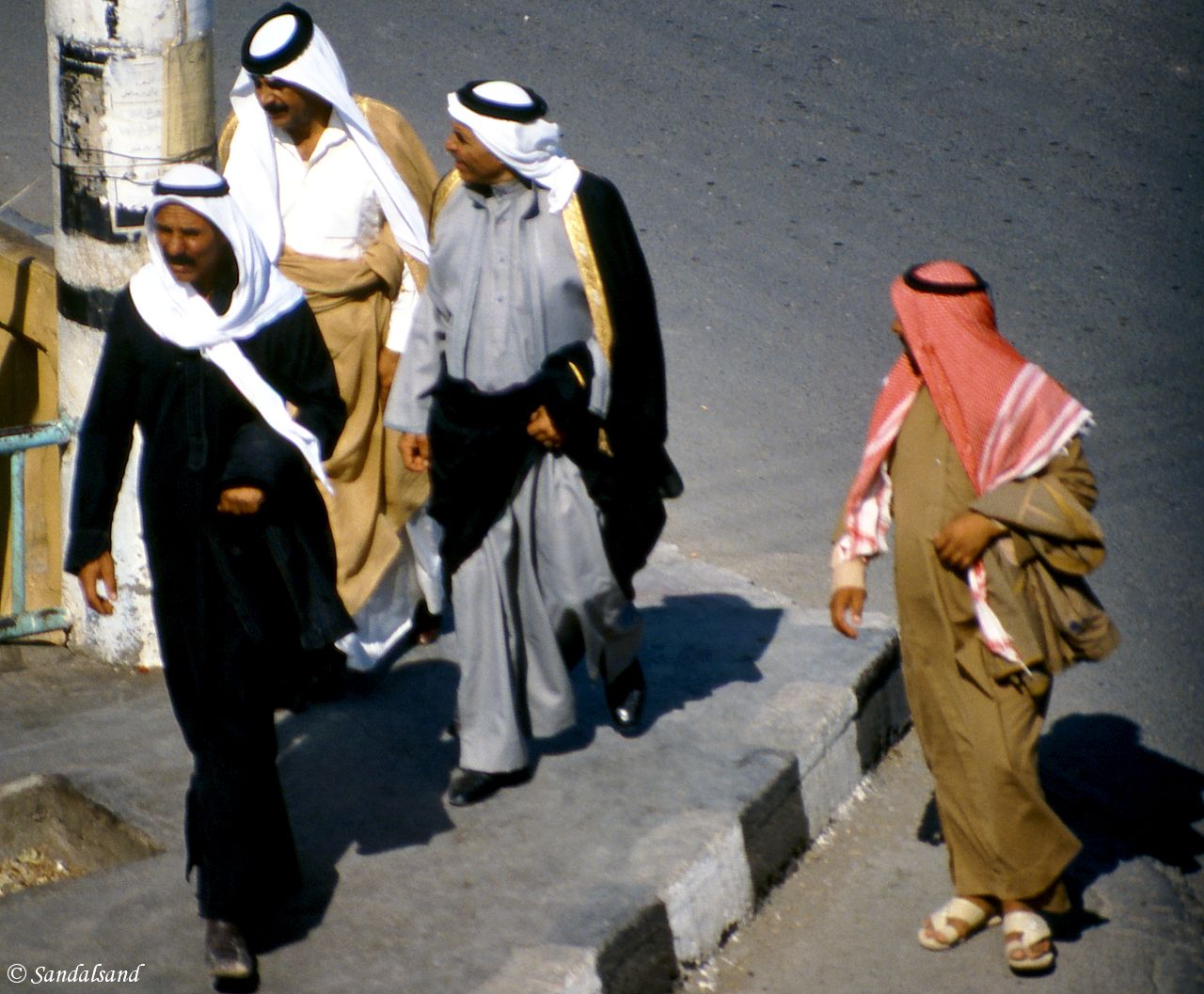 Syria - Deir-es-Zor - Men at the bridge across the River Euphrates Syria - Deir-es-Zor - Men at the bridge across the River Euphrates