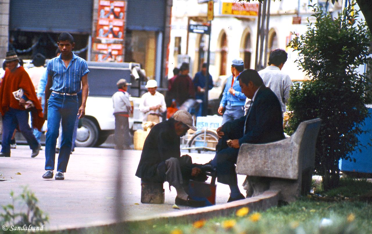 Ecuador - Riobamba - Market day - Shoeshiner at work Ecuador - Riobamba - Market day - Shoeshiner at work