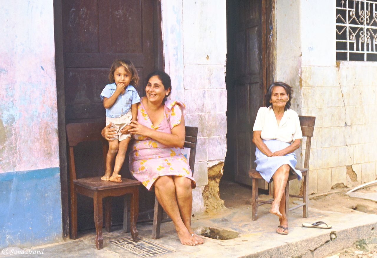 Peru - Tarapoto Ladies and child in Tarapoto, Peru