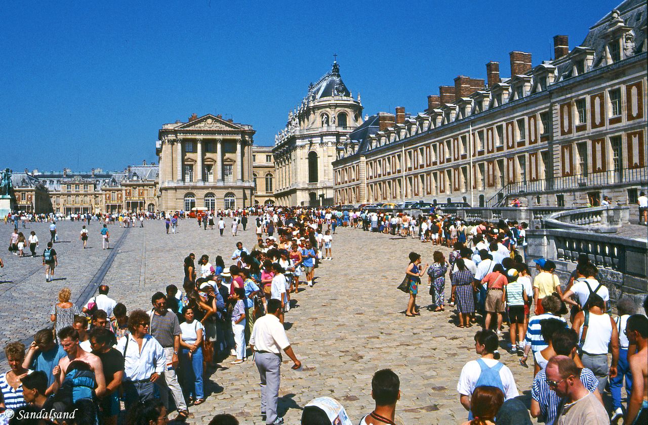 France - Versailles entrance queue France - Versailles entrance queue