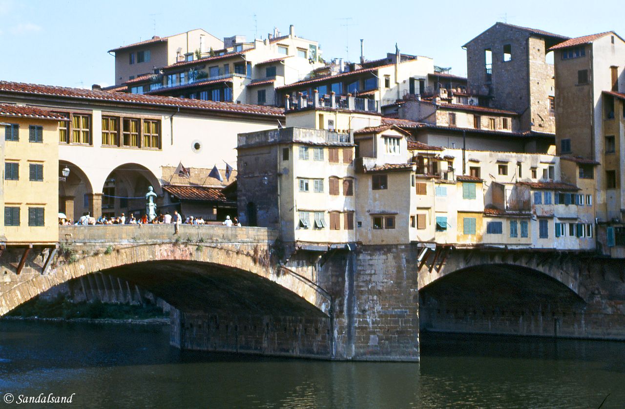 Italy - Toscana - Firenze (Florence) - Ponte Vecchio bridge across the River Arno Italy - Toscana - Firenze (Florence) - Ponte Vecchio bridge across the River Arno
