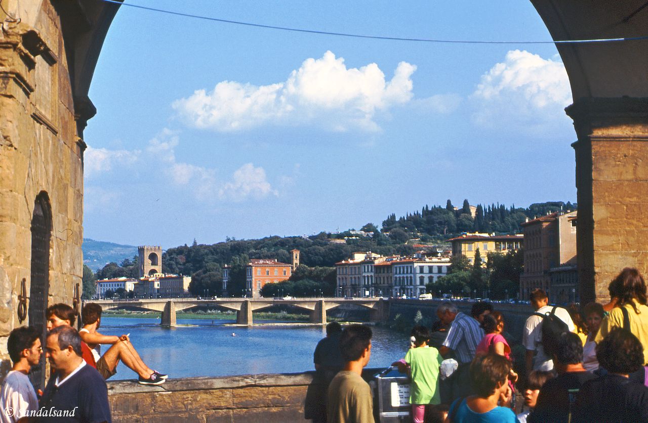 Italy - Toscana - Firenze (Florence) - Ponte Vecchio bridge across the River Arno Italy - Toscana - Firenze (Florence) - Ponte Vecchio bridge across the River Arno