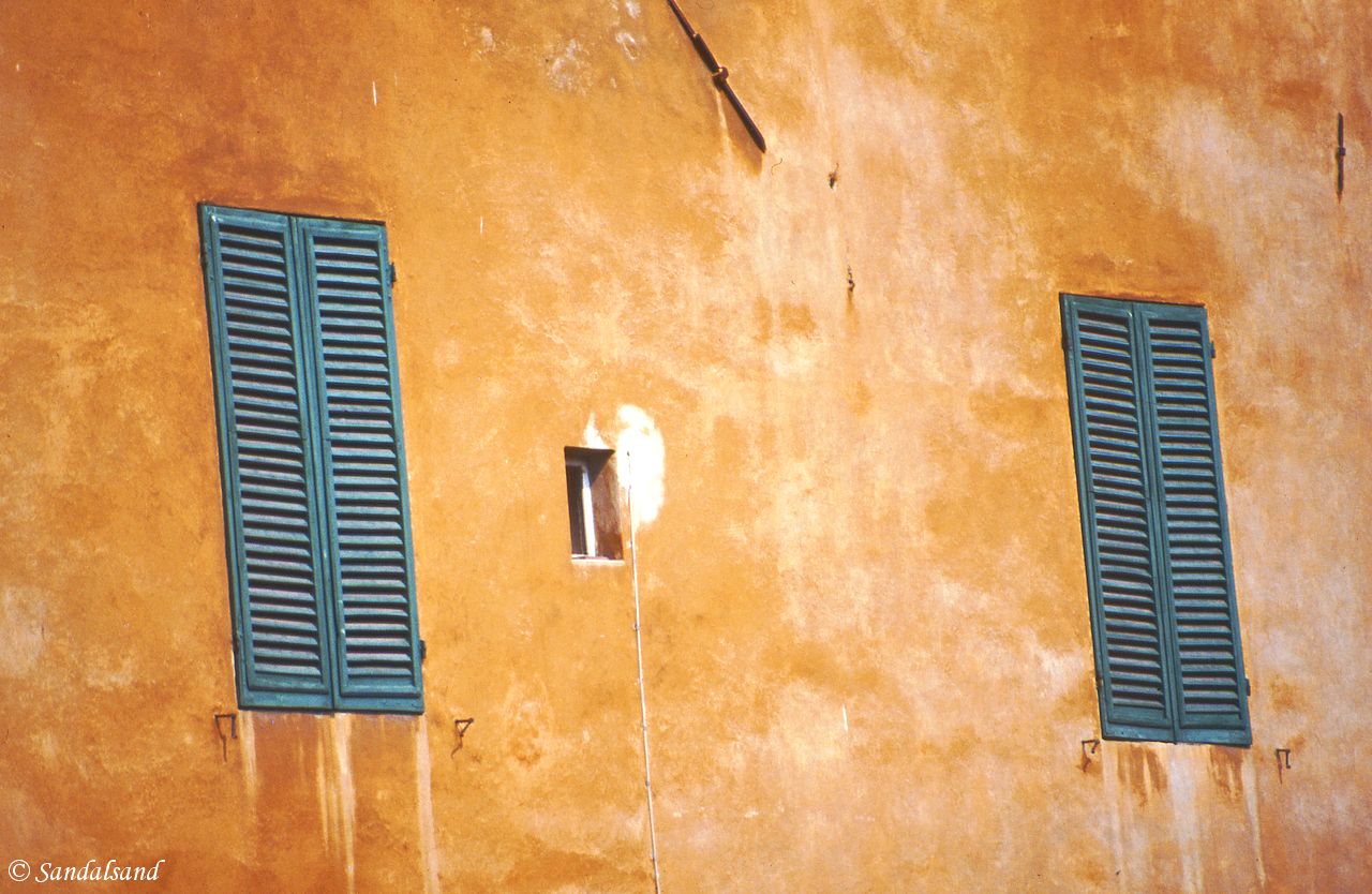 Italy - Toscana - Lucca window shutters Italy - Toscana - Lucca window shutters
