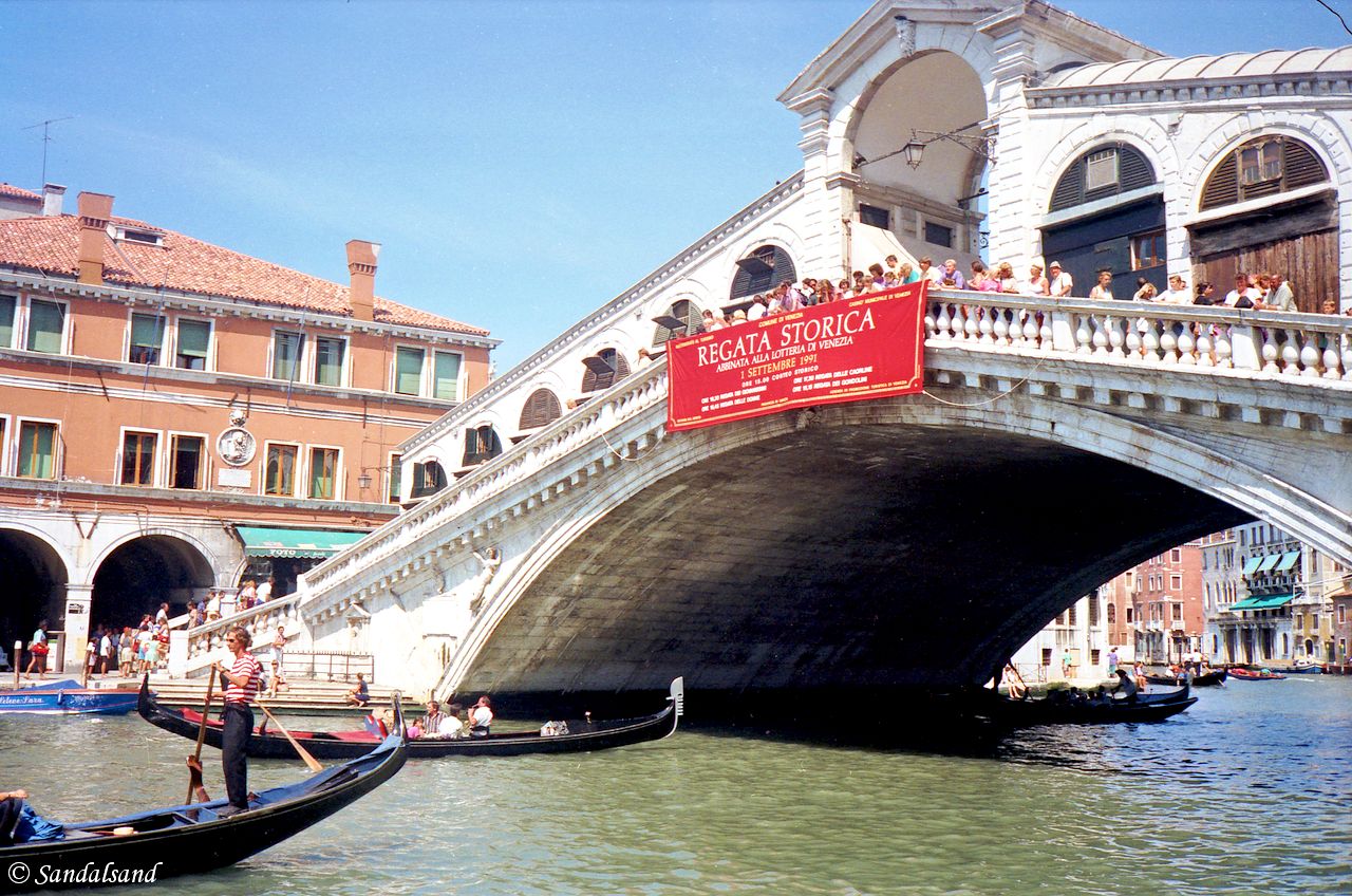 Italy - Venezia (Venice) - Rialto Bridge across the Grand Canal Italy - Venezia (Venice) - Rialto Bridge across the Grand Canal