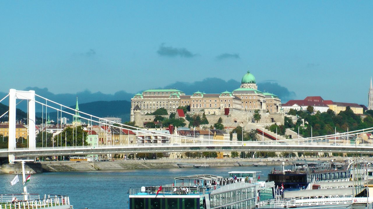 Hungary - Budapest - Ersebet bridge - Castle Hungary - Budapest - Erzsébet bridge - Castle